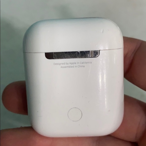 1st Gen Airpods *CASE ONLY* - Picture 3 of 3